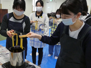 蜜ろうそく作り